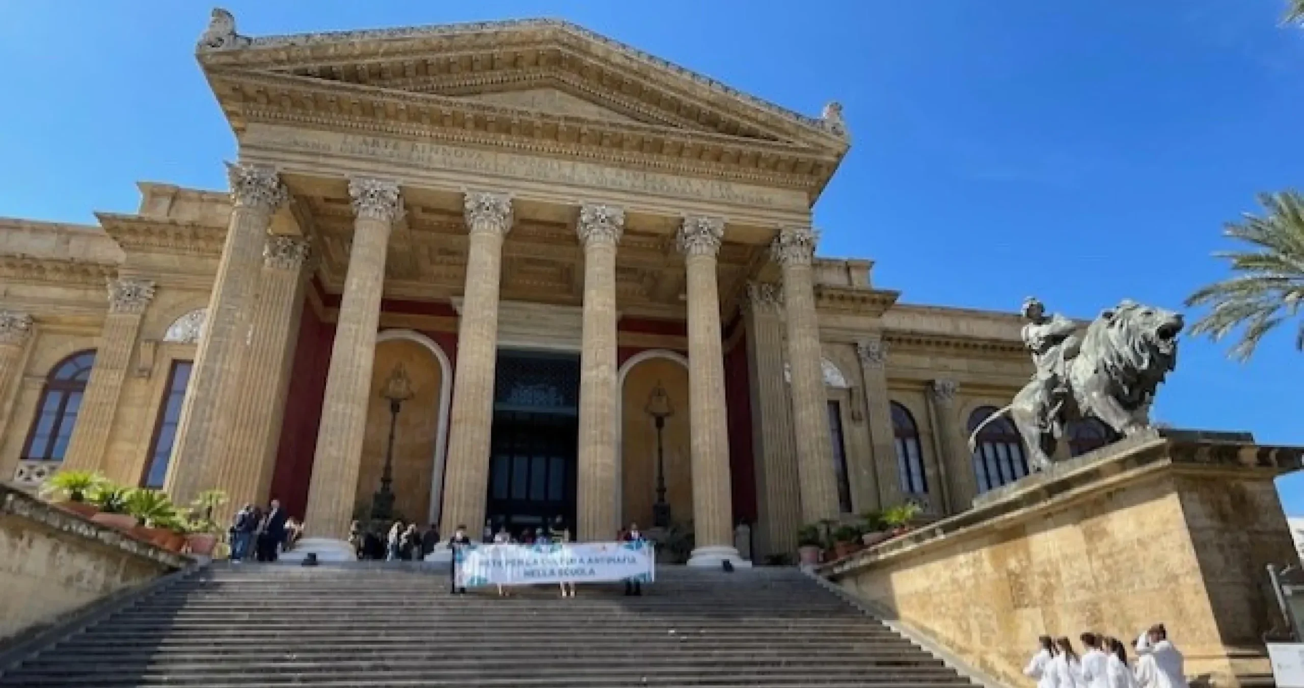 Migliaia di studenti leggono i nomi di 1081 vittime di mafia dalla scalinata del teatro Massimo a Palermo