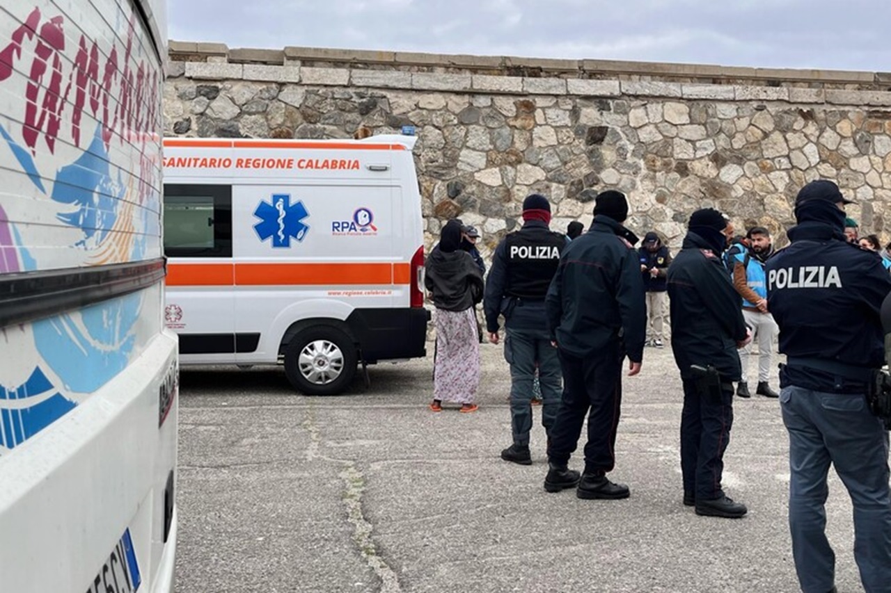 Lampedusa, soccorso barcone con 49 migranti: a bordo anche 2 cadaveri