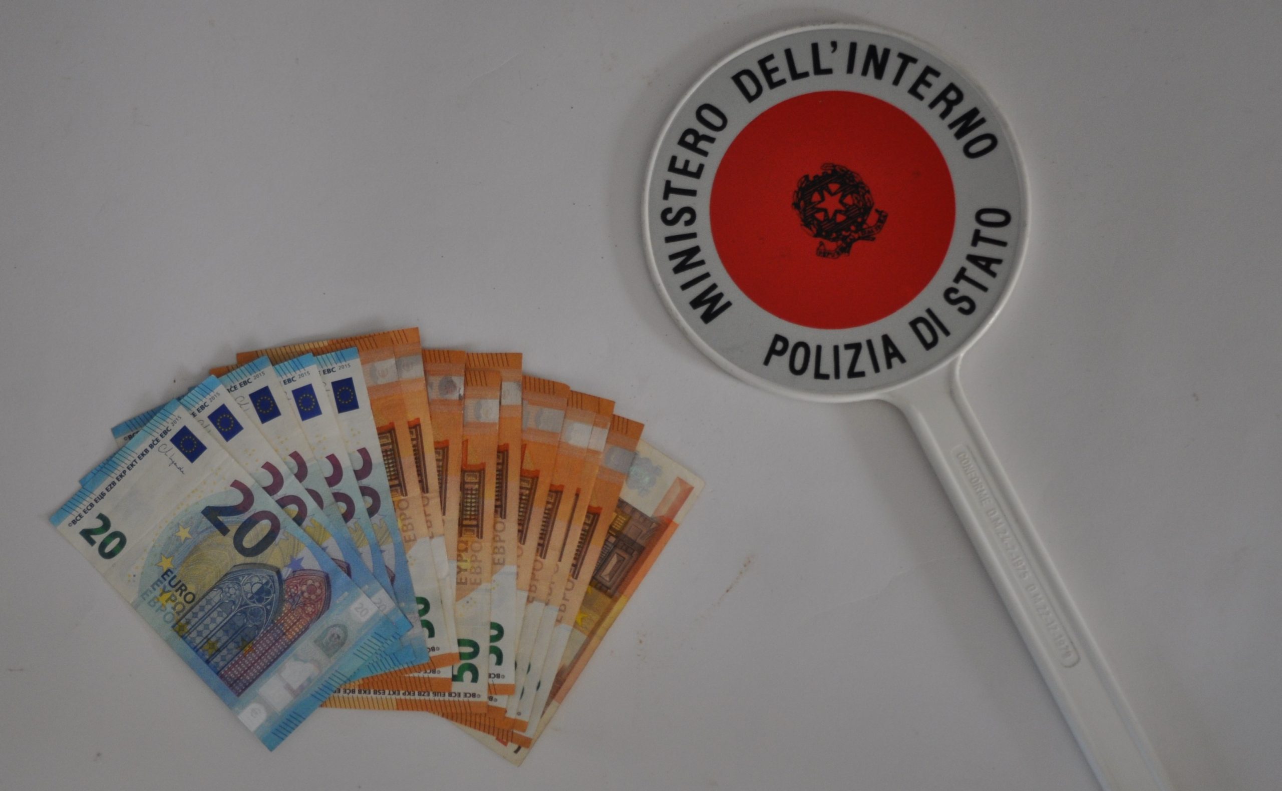 Trova 600 euro al bancomat e li consegna alla polizia: il nobile gesto di un giovane di Adrano