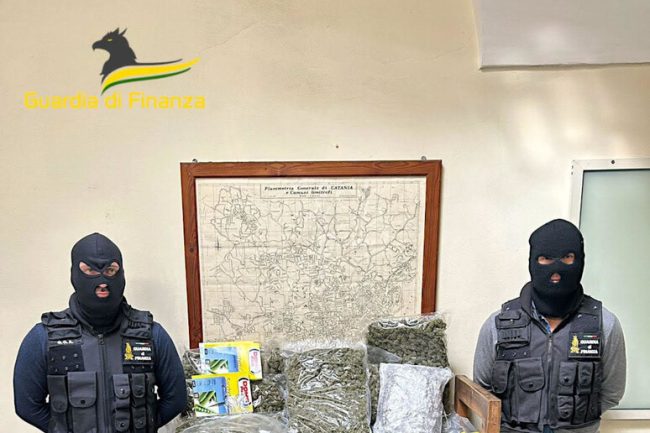 In casa oltre 20 chili di marijuana skunk: in manette padre e figlio a Catania
