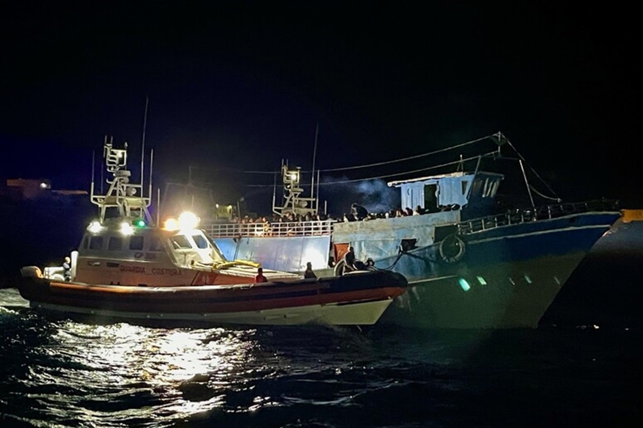 Lampedusa, tra sbarchi notturni e naufragi: barchino si ribalta, dispersa bimba di 15 mesi