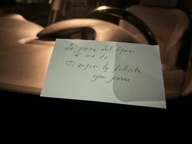 “Ti auguro tanta felicità ogni giorno”, messaggi di buon augurio sui parabrezza delle auto a Mascalucia