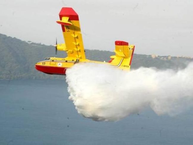 Brucia Palermo e provincia, almeno 3 incendi in corso: a fuoco anche un appartamento