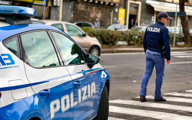 Nascondeva nel marsupio un coltello di 20 centimetri