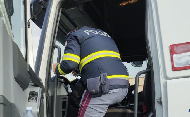 Autotrasporto internazionale di merci, controlli della Polizia stradale a Catania