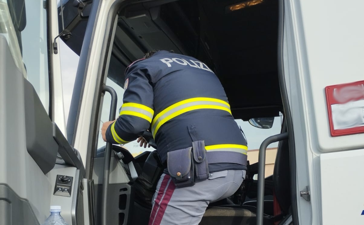 Autotrasporto internazionale di merci, controlli della Polizia stradale a Catania