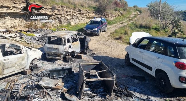 Scoperto nel Siracusano un deposito di auto rubate e “cannibalizzate” per venderne i pezzi di ricambio