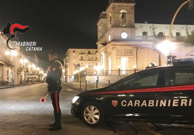 Dall’inseguimento per le vie di Giarre all’arresto di 2 giovani a bordo di un’auto rubata