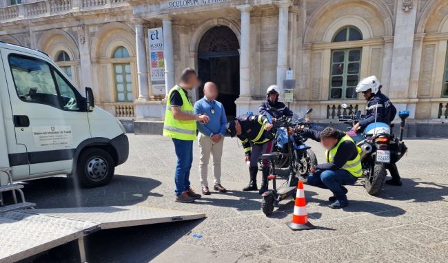 Catania, controlli in centro della polizia sui velocipedi elettrici