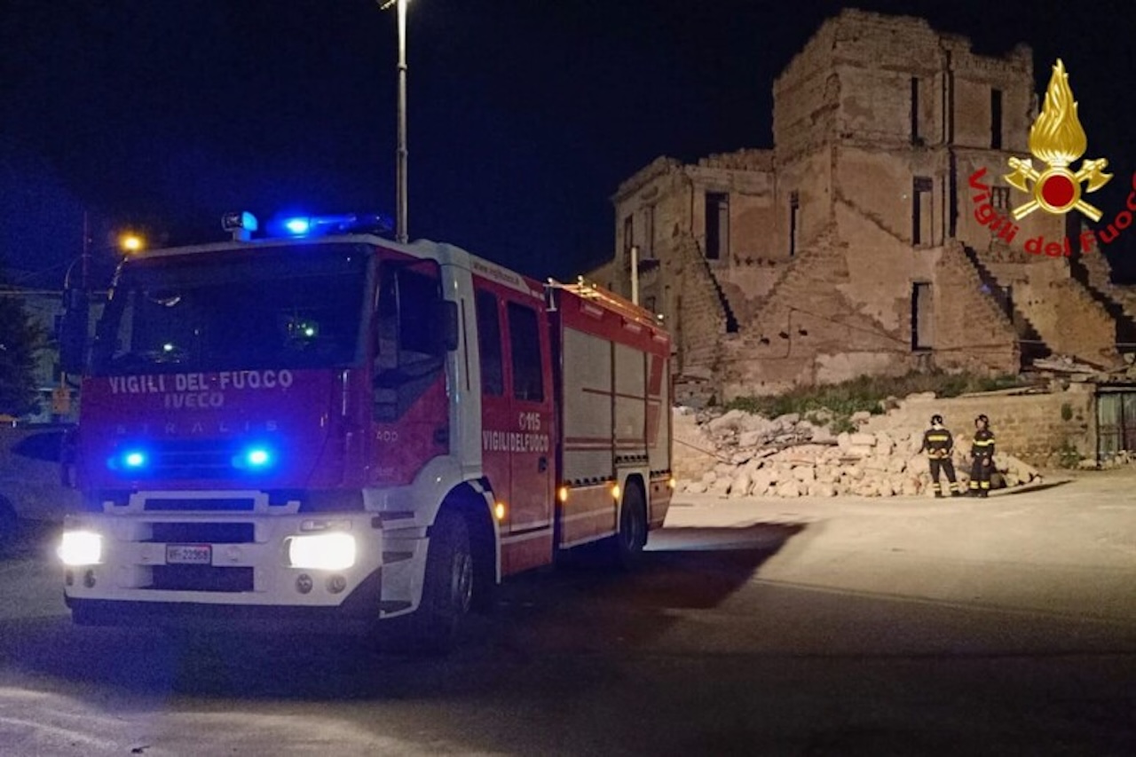 Palazzina crolla a Palermo, vigili del fuoco al lavoro fino a tarda notte per scavare tra le macerie