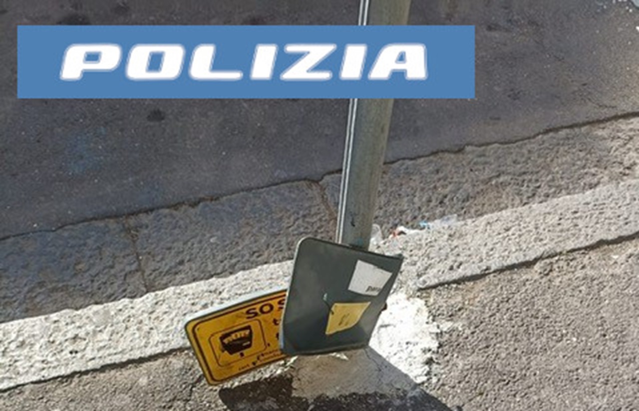 Danneggia la cartellonistica stradale a Catania, denunciato straniero