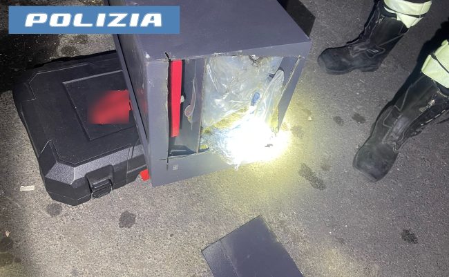 Droga nascosta nella cassaforte di uno stabile apparentemente abbandonato: incastrato 25enne