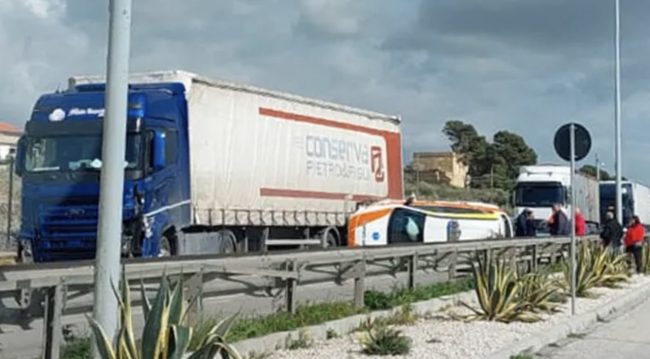 Incidente a Mazara del Vallo, automedica incastrata tra un tir e il guardrail