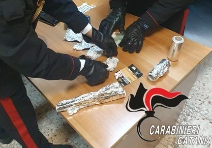 Trovato in casa con la droga e un listino prezzi: arrestato un 49enne catanese