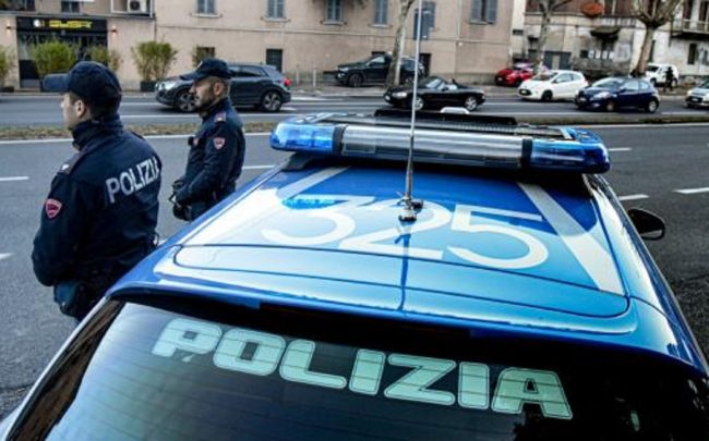Rapina ai danni di un anziano, scaraventato a terra e minacciato con un bastone