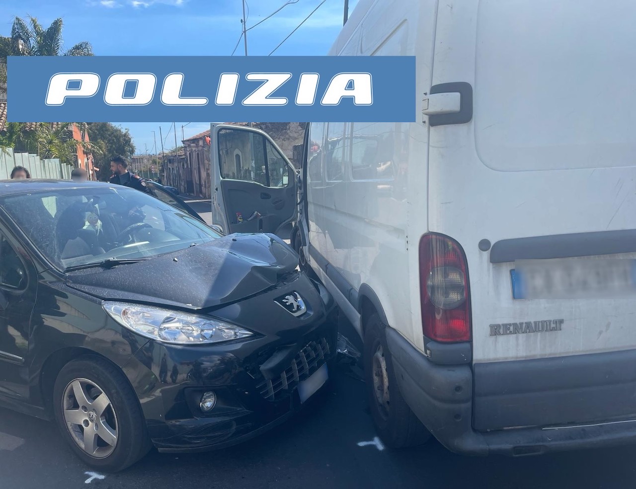 Inseguimento in via Palermo, ruba un furgone e investe diverse auto per scappare agli agenti