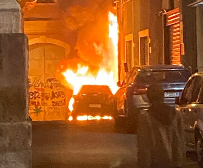 Incendio al centro di Catania, auto in fiamme – VIDEO