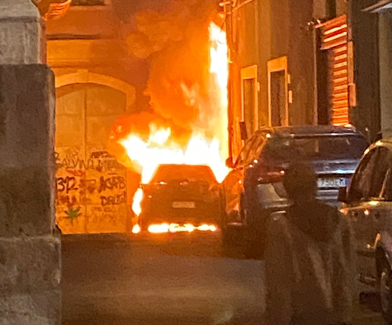 Incendio al centro di Catania, auto in fiamme – VIDEO