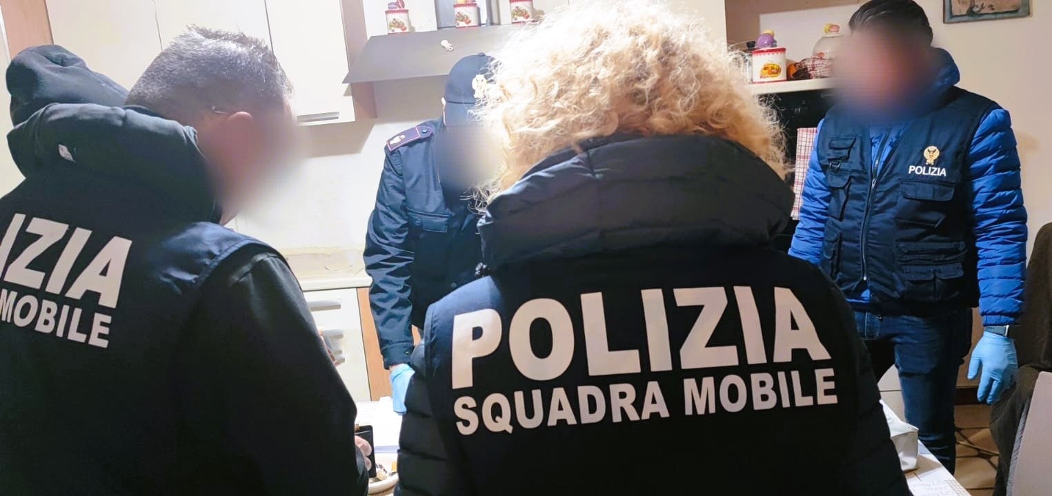 Estorsioni e pestaggi a chi non pagava la droga, maxi blitz a Caltanissetta: 10 arresti