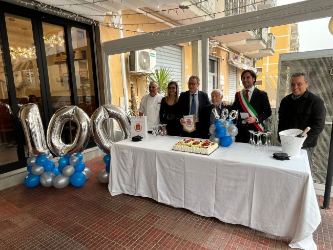 Palermo, grande festa per i 100 anni di “Nonno Salvatore”: premiato anche con una medaglia
