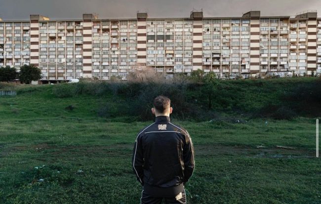Il riscatto grazie allo sport, una storia di periferia raccontata dalla mostra fotografica “Voci lontane”