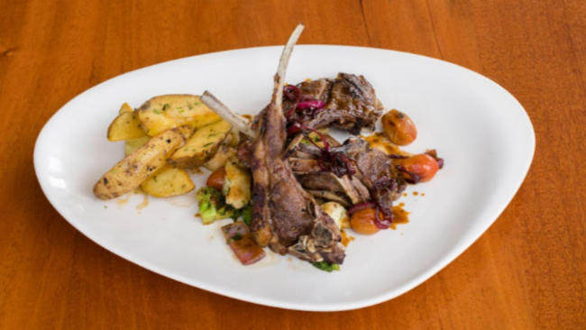 Per il pranzo di Pasqua, agnello al forno con patate: un classico intramontabile