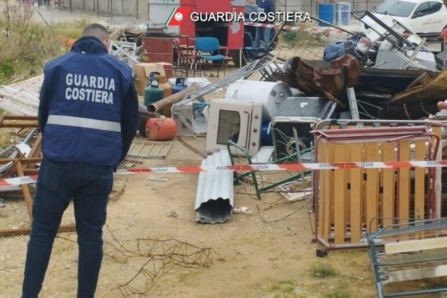 Inquinamento e rifiuti, doppio sequestro della Guardia Costiera a Sferracavallo e all’Arenella