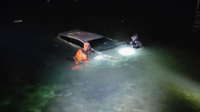 Posteggia ma si dimentica di inserire il freno a mano: la macchina finisce in mare