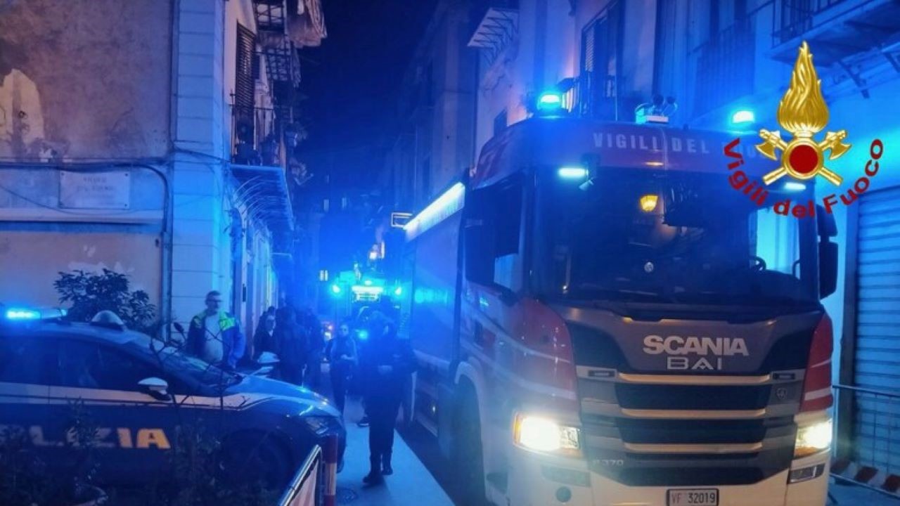 Incendio in un appartamento nella notte alla Kalsa, evacuato l’intero palazzo