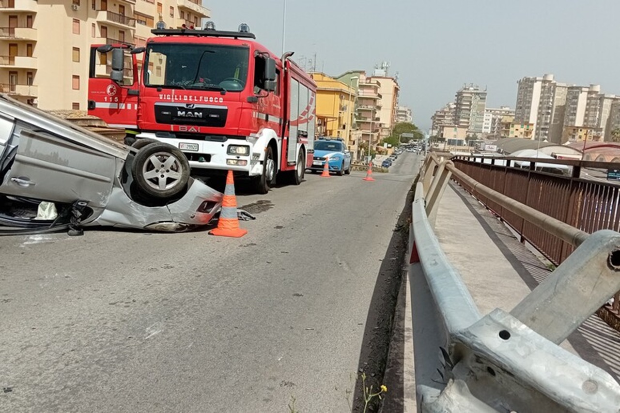 Si schianta con l’auto contro il guard-rail e poi si ribalta: ferito 53enne a Palermo