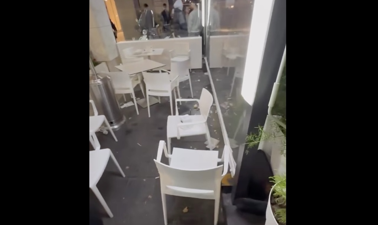 Aggressione al Caffè Europa, giovane picchiato da quattro ragazzi in fuga – IL VIDEO