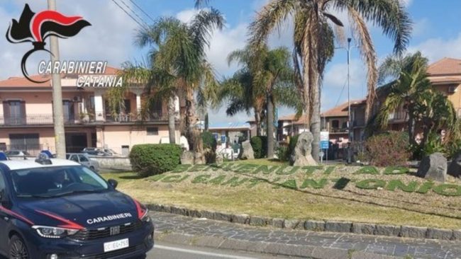 Nascondeva droga in uno pneumatico abbandonato nel Catanese, 31enne “tradito” da un sospetto via vai