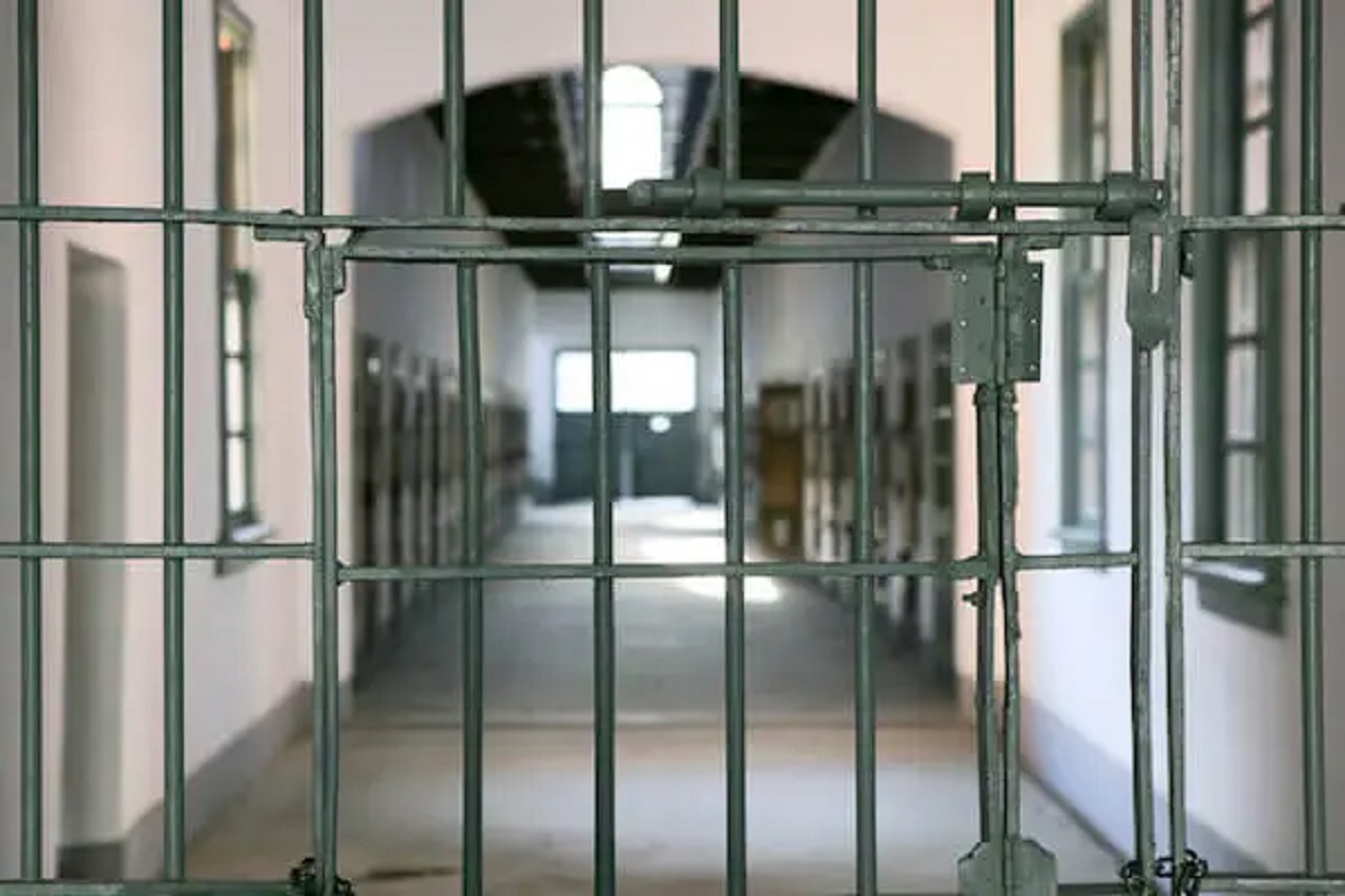Rivolta di 15 detenuti nel carcere Piazza Lanza: agenti presi a calci, pugni e bastonate