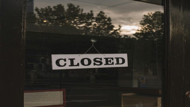 Calci e pugni fuori da un bar ragusano: chiuso il locale per 8 giorni