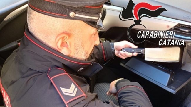 Irregolarità in due ristoranti di Catania; fermato anche un uomo di Gravina in giro con una mannaia