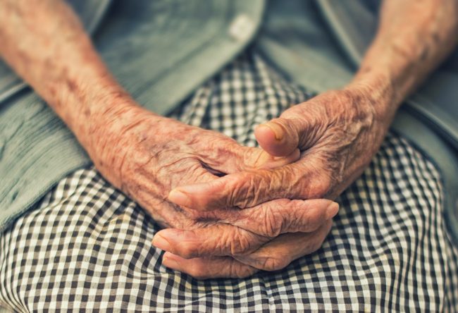 Violenta 4 anziane nella casa di cura dove lavora, arrestato 44enne: l’agghiacciante storia
