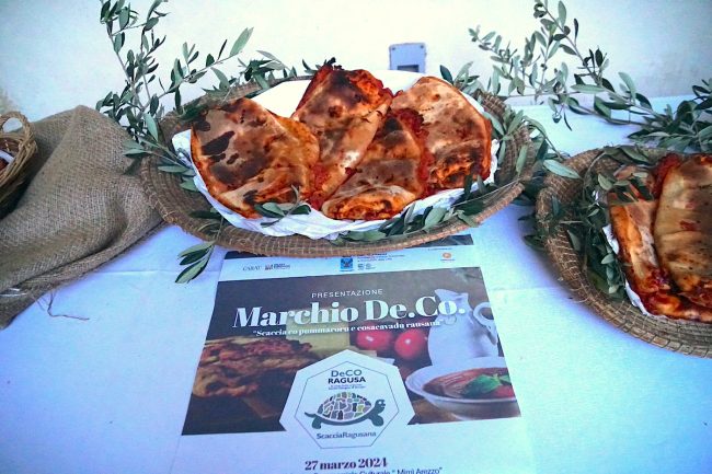 “Scaccia rausana co pummaroru e cosacavadu” diventa marchio De. Co.