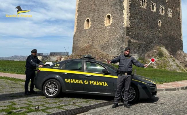 Truffava i commercianti spacciandosi per maresciallo, arrestato nel Catanese un “finto” finanziere