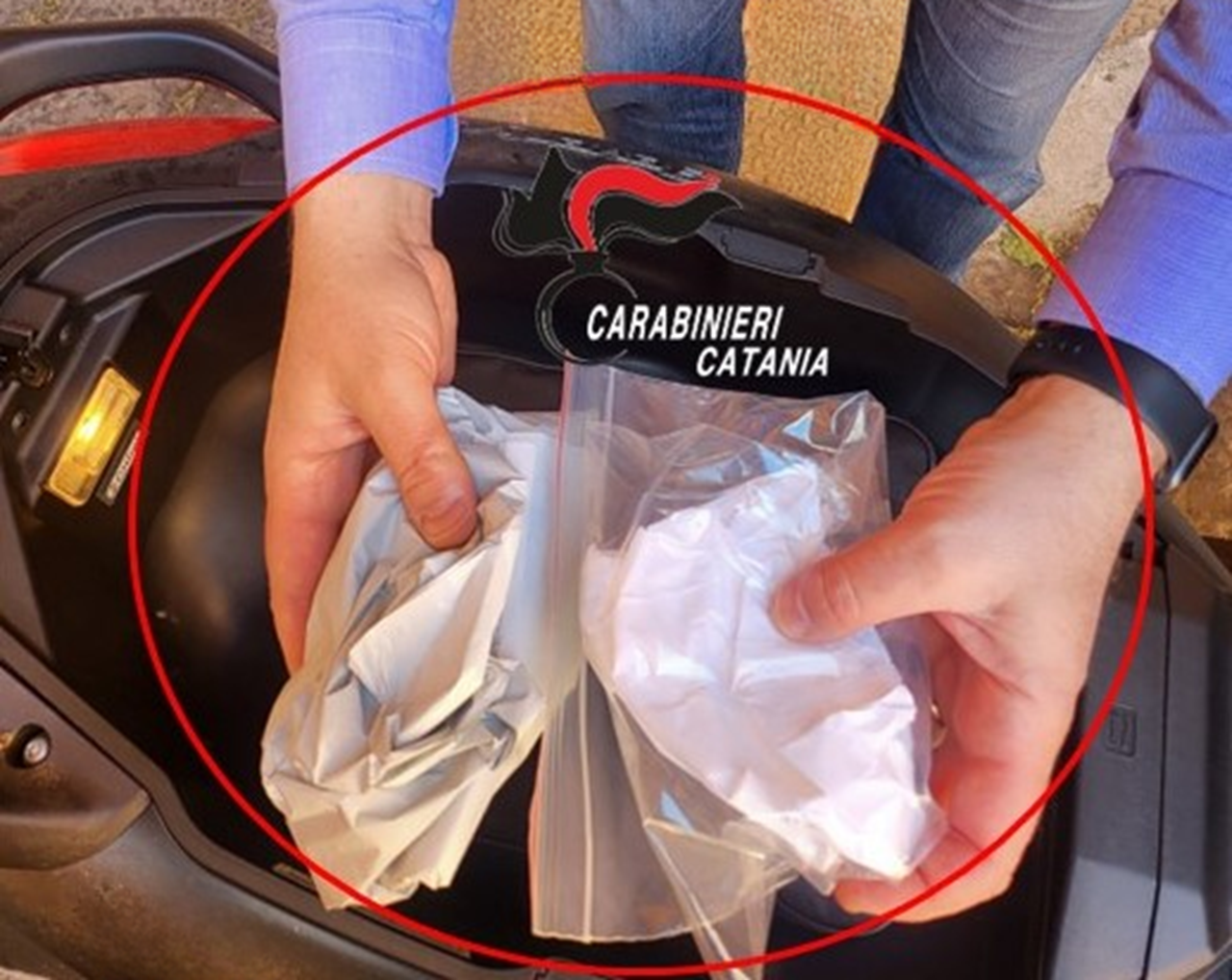 Catania, balbetta ai carabinieri che gli trovano cocaina e crack addosso: arrestato pusher