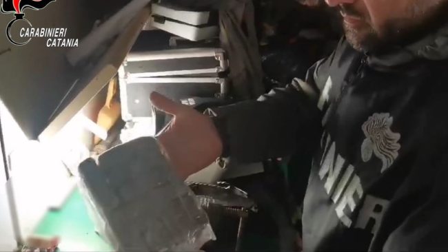 Catania, operazione antidroga al “Villaggio Sant’Agata”: arrestato 43enne per spaccio – VIDEO