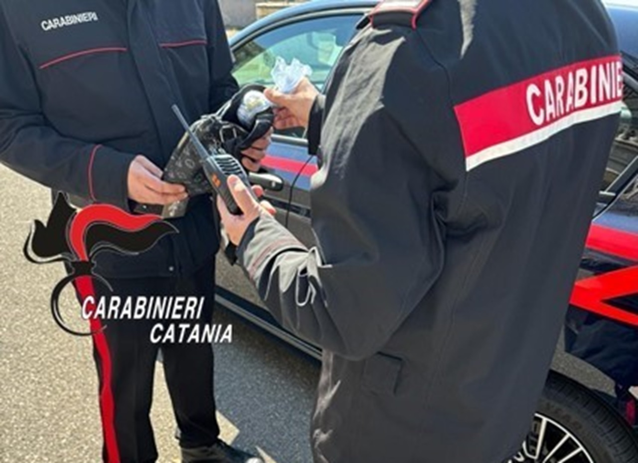 Catania, giovane pusher appena 18enne arrestato in via Capo Passero