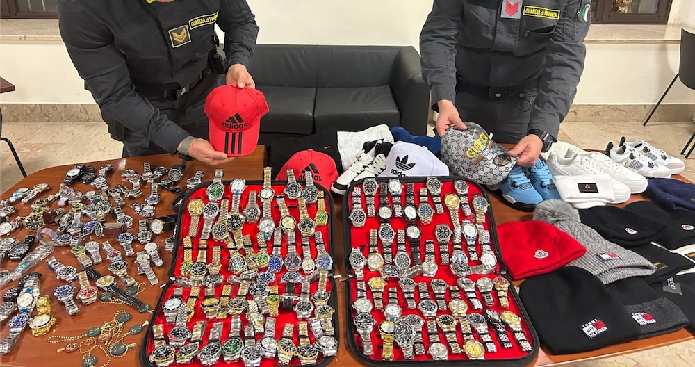 Maxi sequestro alla fiera di Catania, dai Rolex ai Cartier falsi con finti sigilli di garanzia