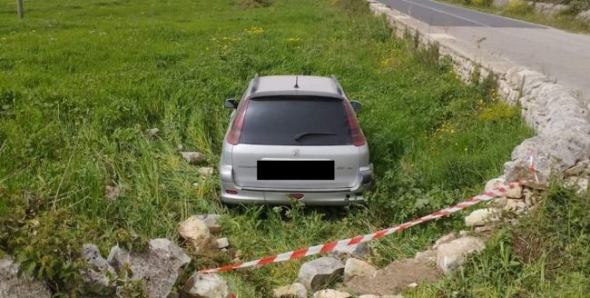 Alla curva tira dritto, abbatte un muretto e finisce in un terreno: uomo “miracolato” a Ragusa