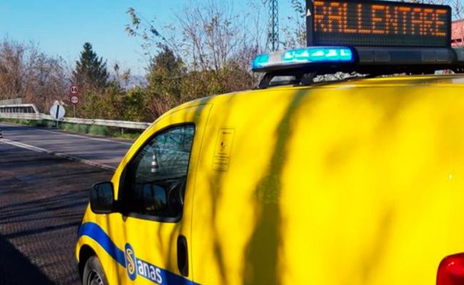 Incidente nel Catanese, maxi tamponamento con almeno sei auto coinvolte e diversi feriti