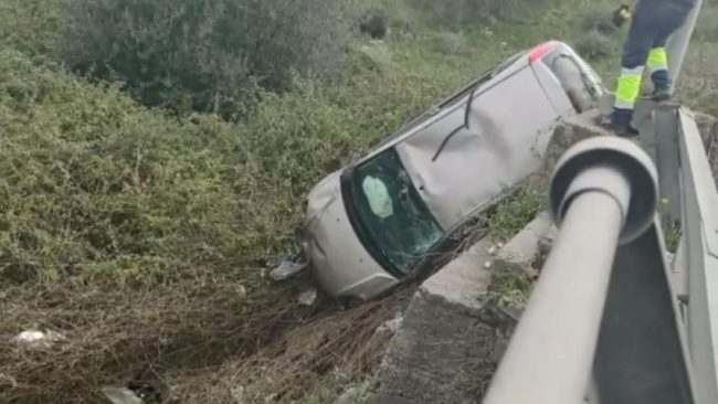 Incidente, a Vittoria auto “vola” giù e si ribalta – LE FOTO