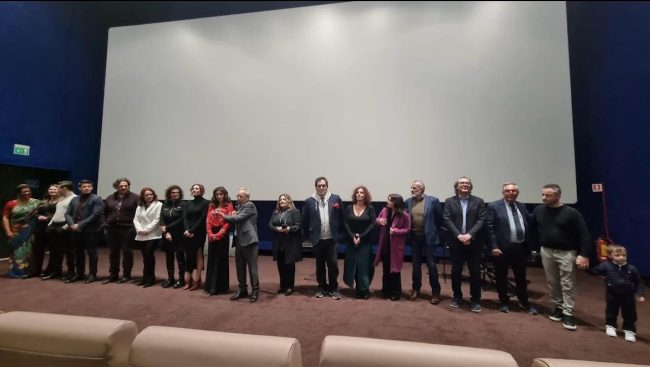 Applausi e commozione per l’anteprima nazionale de “La stagione dei tulipani”, storia di violenza di genere e solidarietà