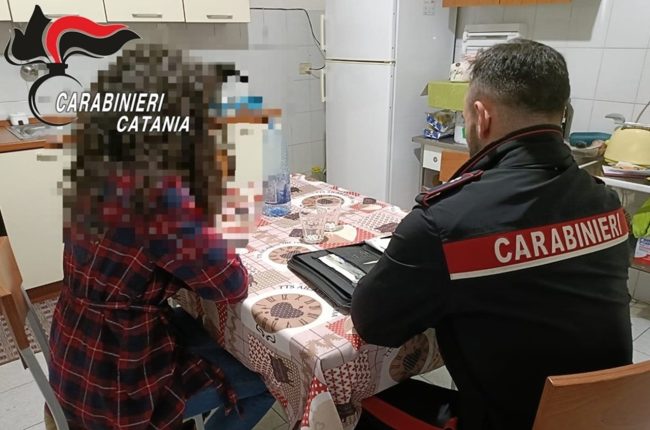 Terrorizza la famiglia e minaccia madre e sorella, 41enne in manette nel Catanese