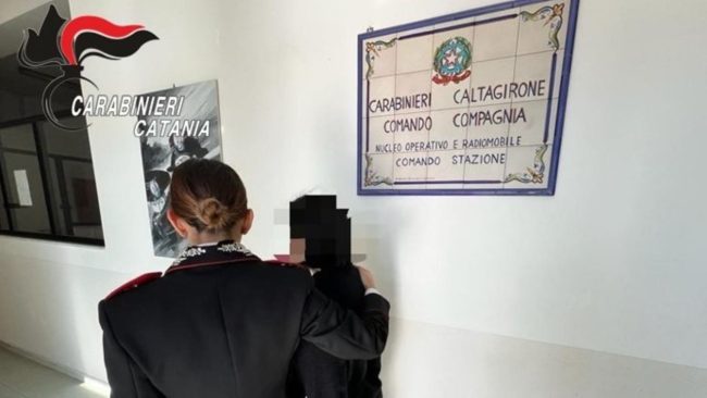 “Dammi i soldi per la birra”, al “No” la picchia con il figlio in braccio: la nonna le salva la vita