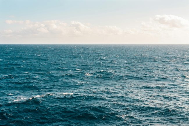 Lampedusa, evacuazione medica per quattro migranti. C’è il cadavere di un 17enne sulla Sea Watch 5