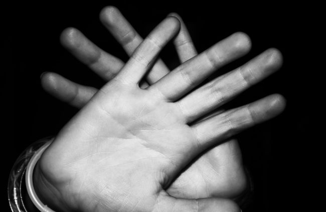 Sbarcati a Pozzallo 381 migranti, alcuni hanno sintomi di scabbia sulla pelle
